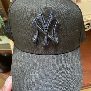 New Era New York Yankees
'Outline' 9FORTY A-Frame
Snapback Black
$35.00 Sold out